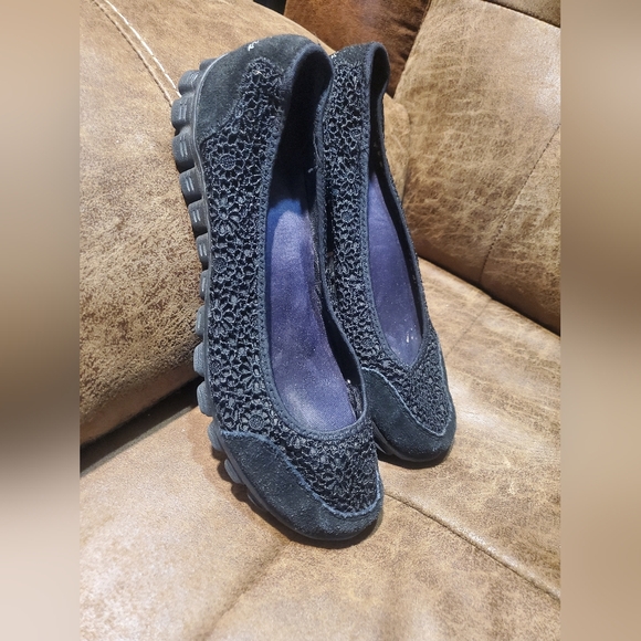 Womens Skechers Black Lace Slip Ons - Picture 1 of 4